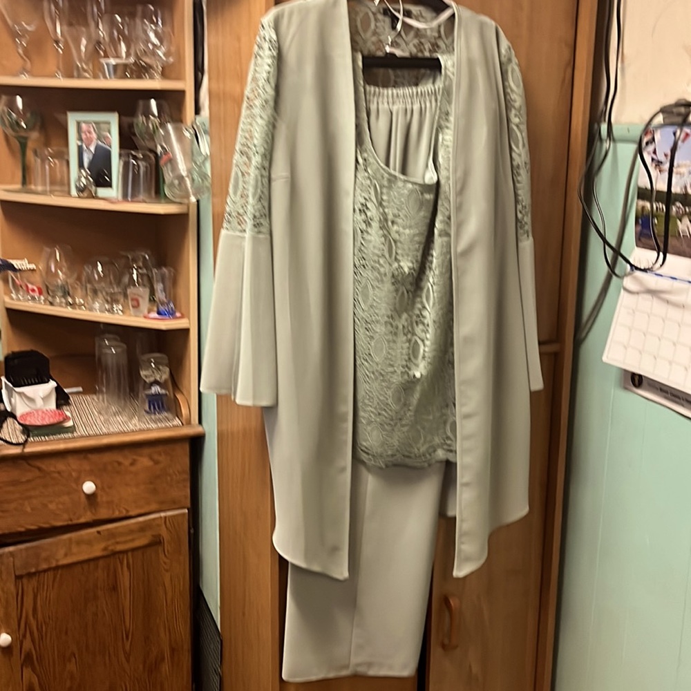 New Ladies 3-Piece Pantsuit
